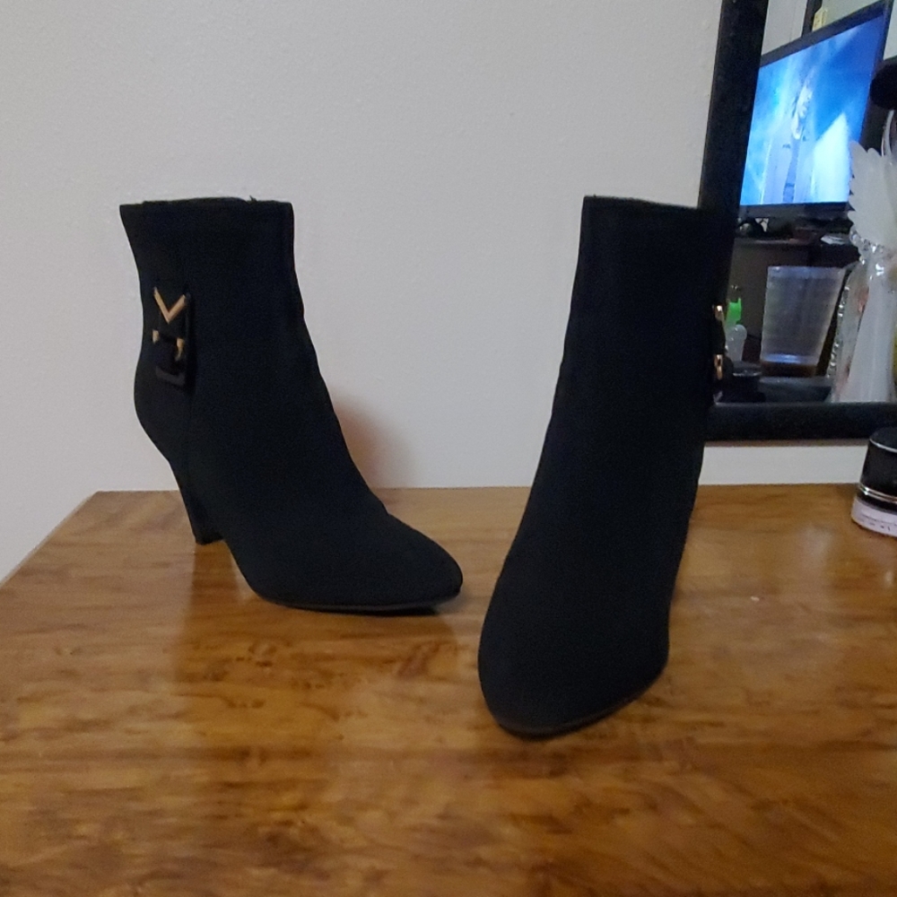 I'm selling black heels that are long for women.